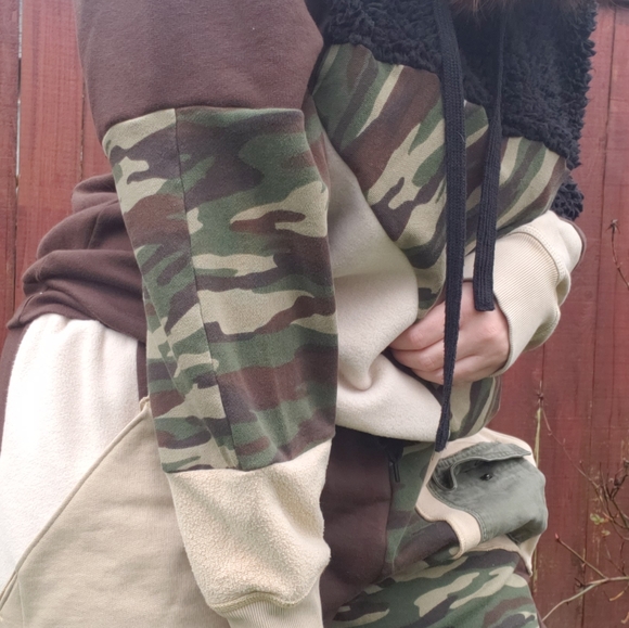 Handmade handcrafted unisex camouflage hooded sweatshirt - Picture 3 of 9